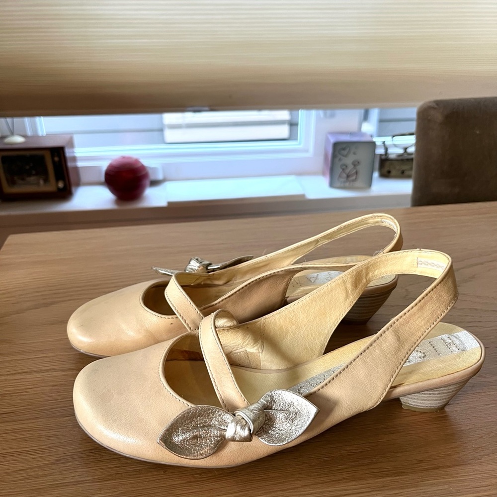 HISPANITAS vintage y2k cream kitten heels with silver bow